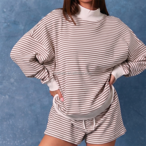 Completo da Donna a 2 Pezzi a Righe Rosse Natalizie, Felpa con Collo Alto e Patch 'Merry', Pantaloncini con Coulisse, Set Loungewear Personalizzato Taglie Forti - Product Image 6
