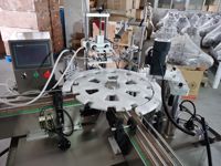 Machine intégrée de remplissage de liquide rotatif de bouchon de bouteille inférieur de disque vibrant entièrement automatique, adaptée à divers produits liquides