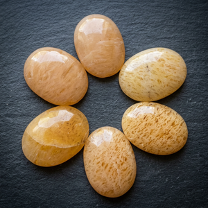 Pierre de quartz doré naturel ovale pour la paume de la main |   Pierre de méditation en cristal de guérison polie et sculptée |   Articles décoratifs pour la décoration - Product Image 1