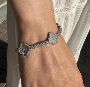 สร้อยข้อมือประดับเพชรรูปดอกโคลเวอร์ชุบเงินสำหรับผู้ชายสร้อยข้อมือนำโชคมีประกายเพชร - Product Image 4