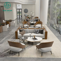 Ensemble de meubles de café moderne, restaurant, canapé en tissu gris clair, tables basses rondes et fauteuils gris