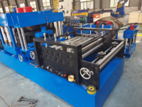 Machine de formage de profilés de garde-corps professionnelle à commande PLC avec moteur intégré pour la fabrication de barrières routières en profil W (acier galvanisé)