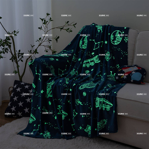 Couverture en flanelle phosphorescente Astronaute, imprimé fusée et étoiles lumineuses, bord plat, idéale pour chambre d'enfant, cadeau pour garçons - Product Image 3