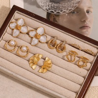 Anting-anting stud gaya kelopak bunga geometris berlapis emas 18K dari baja anti karat elegan dan mewah untuk wanita, gaya kantor/karir