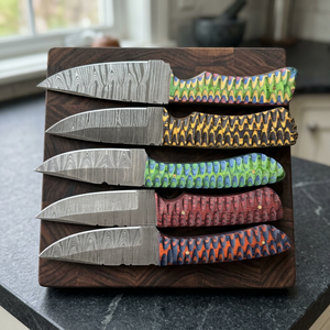 Couteau à lame fixe Drop Point en acier Damas forgé, manche en bois Pakka bleu, personnalisable pour la chasse, le camping et la survie, garantie 3 ans - Product Image 1
