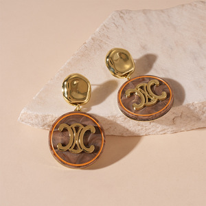 Pendientes de gama alta con temperamento Ins de estilo palaciego francés, pendientes de acero inoxidable con letras Retro chapadas en oro de 18K para mujer - Product Image 4