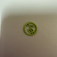 En gros, emblèmes métalliques ronds creux monogrammés, étiquettes de vêtements personnalisées avec logo circulaire, garnitures de vêtements DIY