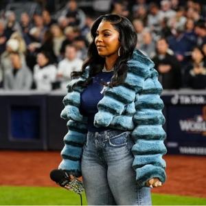 2025 étiquettes personnalisées et conception OEM hiver veste Chinchilla personnalisée pour filles manteaux de fourrure bleu <span class=keywords><strong>court</strong></span> <span class=keywords><strong>pas</strong></span> <span class=keywords><strong>cher</strong></span> manteau de fourrure synthétique - Product Image 2