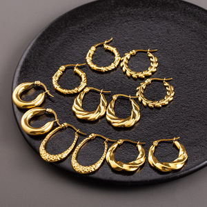 Yunnique Boucles d'oreilles géométriques en forme de U en acier titane plaqué or 18 carats pour femmes, bijoux à la mode pour un usage quotidien - Product Image 1
