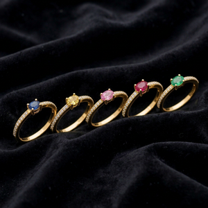 Anillo ligero de oro de 14 quilates con esmeralda natural de forma ovalada y diamantes naturales redondos con micro pavé y engaste de puntas, joyería fina. - Product Image 2