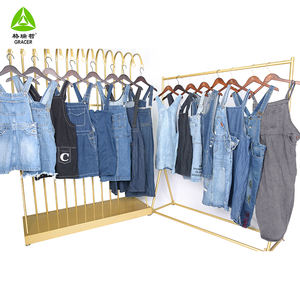 Abbigliamento di Seconda Mano <span class=keywords><strong>in</strong></span> Balle: <span class=keywords><strong>Jeans</strong></span>, Gonne, <span class=keywords><strong>Abiti</strong></span> con Bretelle <span class=keywords><strong>in</strong></span> Denim Estivi per Donne Adulte, Mix Colorato e Taglie Assortite - Product Image 6