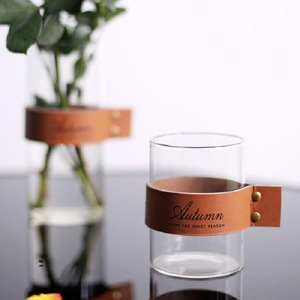 Manchon de tasse en cuir personnalisé, manchon de tasse pour articles de toilette d'hôtel, manchon de tasse portable isolant thermiquement et anti-chute avec poignée - Product Image 1