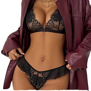 Conjunto de lencería sexy al por mayor para mujer: bralette de encaje negro con cuello en V pronunciado, braga tanga con cierre dorado festoneado y volantes de malla push-up con aros. - Product Image 5