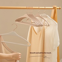 Nouvelle cintre moderne simple effet peau, à épaules larges, en PET, antidérapante et sans traces, pour suspendre les manteaux dans les boutiques de vêtements de luxe