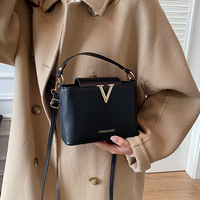 Nouveau Sac à Bandoulière en Cuir PU de Luxe Tendance avec Accents Métalliques en V pour Femmes 2026