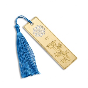 ที่คั่นหนังสือโลหะรูปทรงสี่เหลี่ยมผืนผ้าสีทองแบบโปร่ง พร้อมโลโก้สั่งทำพิเศษและพู่ห้อย - Product Image 2