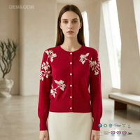 Cardigan en cachemire brodé The Festive Muse - Pull à motif floral rouge vibrant avec embellissements en perles - Vêtement de luxe pour occasions sociales