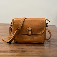 Tas Selempang Kulit Nabati Berlogo Kustom untuk Wanita, Tas Messenger Vintage dengan Tutup Lipat dan Tali Pengikat yang Dapat Disesuaikan untuk Perjalanan Sehari-hari
