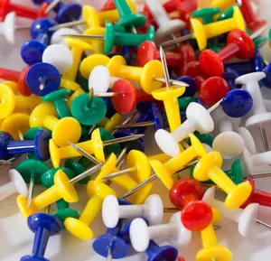 Colorful kunststoff push-pins mit 30pcs kunststoff box verpackung