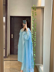 Conjunto Exclusivo de Diseñador de 3 Piezas, Ropa Tradicional India para Fiesta, con Cuentas en Relieve, Secado Rápido, para Todas las Temporadas, Kurti, Pantalón Liso, Satén Moss - Product Image 2