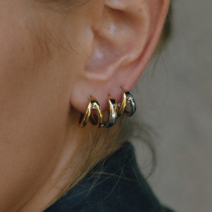 Pendientes Huggie de Dos Tonos, Oro y Plata, Acero Inoxidable, Diseño Geométrico, Joyería Ligera de Moda para Mujeres y Niñas - Product Image 2