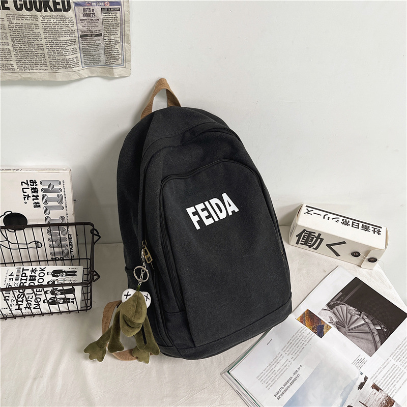 Elegante negro con pequeña rana en stock.