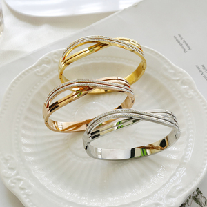 Bracelets plaqués or 18 carats en acier inoxydable, bracelets ouverts élégants et bon marché, plaques de nom personnalisées, bracelets personnalisés - Product Image 1