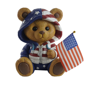 Petit ours assis portant un <span class=keywords><strong>manteau</strong></span> à capuche tenant un drapeau américain célébrant la fête de l'indépendance du 4 juillet, fait main, peint à la main, MGO - Product Image 3