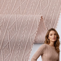 Tissu jacquard en polyester tricoté extensible, poids moyen 270 g/m², motif en forme de losange, lignes ondulées en V, 5 % élasthanne, 95 % polyester