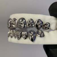 Grillz Gotico all'ingrosso in Argento Sterling S925 con Croce e Motivo a Rilievo Baby Face, Set Completo, Gioielli Hip Hop, Grillz Personalizzati per Denti