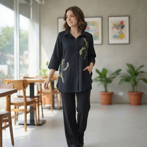 Ensemble chemise et pantalon brodés de fleurs noires pour femmes, haut à col et manches trois quarts, boutons sur le devant, coupe ample, tenue élégante et décontractée - Product Image 1