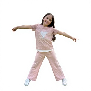 Set 3 Pezzi di Alta Qualità per Bambine con Motivo a Cuori Traforati in Pizzo: Top in Pizzo + Canotta Interna + Pantaloni a Zampa, Outfit Quotidiano per Bambini - Product Image 1