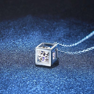 สร้อยคอเด็กทรงก้อนน้ำตาลโมอิสซาไนต์สุดฮิต หนึ่งกะรัต เงินแท้ 925 ชุบแพลตตินั่ม พร้อมจี้รูปกากบาท รับรองคุณภาพ - Product Image 5