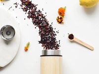 Bouteille d'eau en bambou isolée en acier inoxydable à double paroi personnalisée Gobelet à thé avec infuseur à thé Tasse à café pour fruits