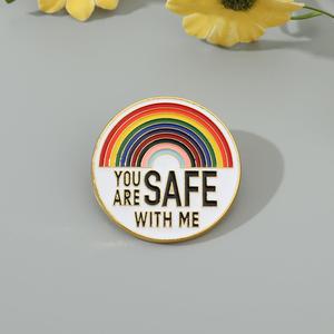 Pin de la bandera del arcoíris 'Estás seguro/a contigo', Broche de esmalte del Orgullo LGBT para amantes, Porta credenciales retráctil, Tarjeta de identificación para enfermeras, exposiciones y estudiantes - Product Image 6