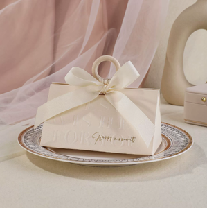 Boîte à bonbons triangulaire de luxe couleur champagne, coffret cadeau en bois pour bagues de mariage, idéal pour cérémonies et banquets de mariage - Product Image 1