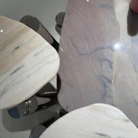 Table basse moderne en pierre irrégulière avec pieds en acier inoxydable, table centrale de luxe en marbre avec motif tourbillon gris crème pour salon