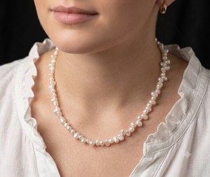 Colliers raffinés et délicats, de style ras-de-cou, ornés de perles d'eau douce blanches irrégulières et organiques. - Product Image 1