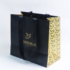 Bolsa de Papel para Compras de Papel Kraft Personalizada al por Mayor de Fabricantes de Moda Negra Brillante con Logotipo Estampado en Dorado - Product Image 4