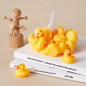 Jouet de pincement de <span class=keywords><strong>canard</strong></span> jaune pour piscine de bain en caoutchouc PVC petits jouets éducatifs personnalisés pour magasin de thé au lait <span class=keywords><strong>canard</strong></span> jaune petit - Product Image 2