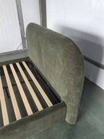 Sommier en bois avec tissu en lin vert, lit rembourré en tissu pour un design élégant