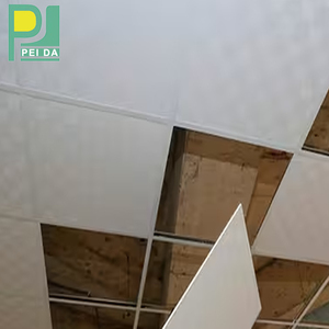 <span class=keywords><strong>Dalle</strong></span> <span class=keywords><strong>de</strong></span> <span class=keywords><strong>plafond</strong></span> en <span class=keywords><strong>PVC</strong></span> légère au design moderne, résistante à l'humidité et perforée pour l'insonorisation des pièces et des bureaux - Product Image 2