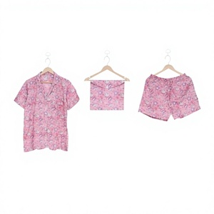 Ensemble de pyjama élégant pour femme en coton 100% avec imprimé motif rose, manches courtes et short taille mi-haute à braguette boutonnée, tenue de nuit décontractée d'été - Product Image 1