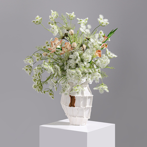 Fiori Artificiali Verdi e Ceramica Bianca in Stile Moderno, Realizzati a Mano per Decorare Elegantemente Hotel, Appartamenti o Ville - Product Image 3