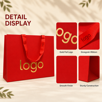 Großhandel: Luxuriöse rote Weihnachtsgeschenktüten mit individuellem Logo, Goldfolienband und Henkel – Hersteller für Boutique-Verpackungen