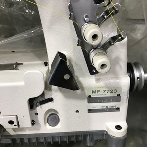 Máquina de Coser Industrial Usada Juki 7723 de Tres Agujas con Puntada Interlock y Cama Plana - Product Image 2