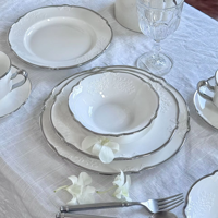 Service de table en porcelaine blanche de luxe pour hôtel, design floral en relief, assiettes en émail blanc, service de table, bord argenté