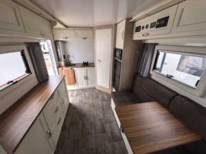 Caravane de voyage légère de luxe pour 4 personnes avec châssis AL-KO et mobilier entièrement en aluminium - Product Image 5