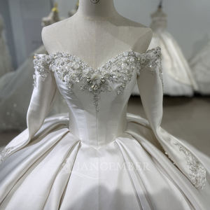 Vestido de Novia de Satén Estilo Vintage Moderno XS182 con Cola de Capilla y Decoración de Flores de Encaje - Product Image 5