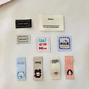 Etiquetas de algodón tejidas personalizadas con logo para el cuidado de la ropa, con fuente orgánica y pliegue central para prendas. - Product Image 3